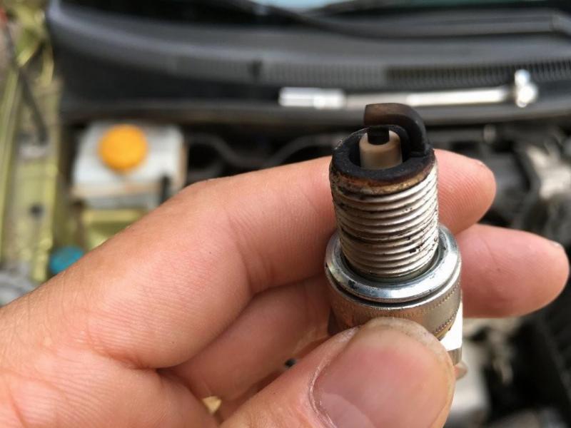 Người thợ đang kiểm tra bình ắc quy của một chiếc xe ga gặp sự cố không đề được